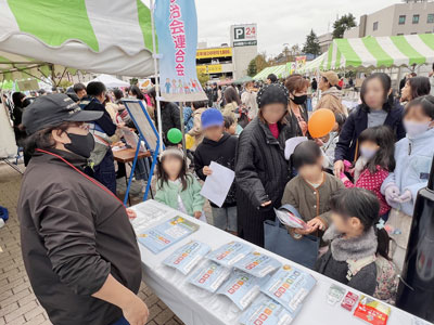 腕ききボランティアの力を借りて、ブース運営の記録を残す